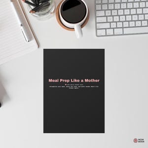 Puede incluir: Un póster negro con el texto rosa "Meal Prep Like a Mother". Debajo, dice "MOM BRAIN PROMPT PACK" y una breve descripción. El logotipo de Mom Brain está en la esquina inferior derecha.