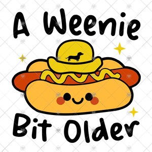 Puede incluir: Ilustración de dibujos animados de un perrito caliente con una cara sonriente, con un sombrero amarillo con una silueta de perro salchicha. El texto dice "A Weenie Bit Older" en negro, con acentos de estrellas amarillas.