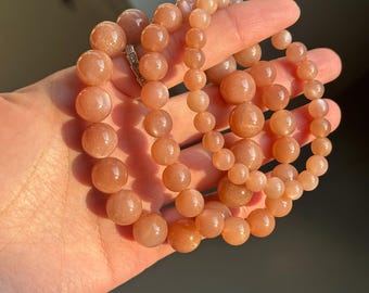 Natuurlijke perzik-maansteenarmband: handgemaakte helende kristallen sieraden