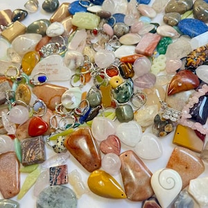 Crystal Mystery Bag | Natural Gemstone Scoop with Crystals, Clusters, Bracelets & Pendants | Healing / Gift Box