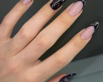 French Press met zwarte kant op de nagels