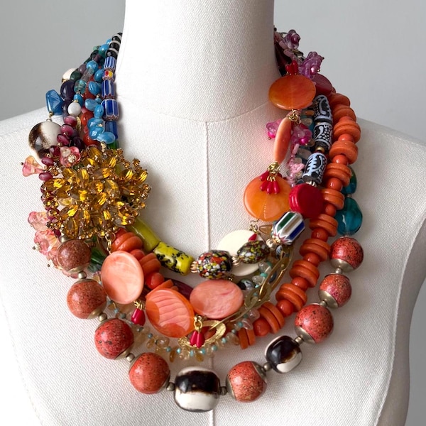 Grosse Statement Kette: Vintage Strass Brosche, Afrikanische Handelsperlen