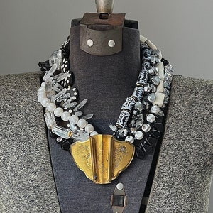 Afrikanische Statement Halskette Schwarz Weiß Boho Bib Halskette Gold Schließe Jugendstil Halskette Schwarz Weiß Gold Tribal Bib Halskette