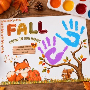 Puede incluir: Una hoja de papel blanco con el texto FALL GROW IN OUR HANDS y LITTLE HANDS MAKE A BRIGHTER WORLD. El diseño incluye una huella de mano morada y otra azul, un árbol marrón, un zorro, calabazas y hojas de otoño.