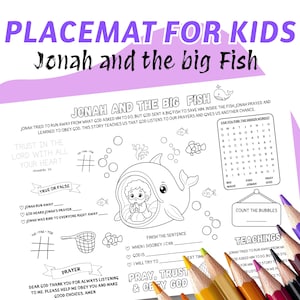 Puede incluir: Un mantel individual para colorear para niños con la historia de Jonás y el pez grande. El mantel individual incluye una búsqueda de palabras, tres en raya y otras actividades. Se ven lápices de colores.