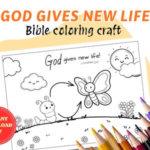 Puede incluir: Una hoja para colorear de la Biblia en blanco y negro con el texto "GOD GIVES NEW LIFE" y "Bible coloring craft". La hoja presenta una oruga transformándose en mariposa, un sol sonriente y nubes. Un círculo rojo dice "INSTANT DOWNLOAD PDF".
