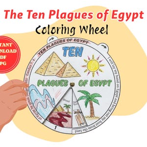 Puede incluir: Una rueda para colorear circular titulada "Las Diez Plagas de Egipto". La rueda presenta ilustraciones de pirámides, un sol y otras escenas. El texto incluye "Descarga instantánea PDF JPG" y versículos bíblicos. Una mano señala la rueda.