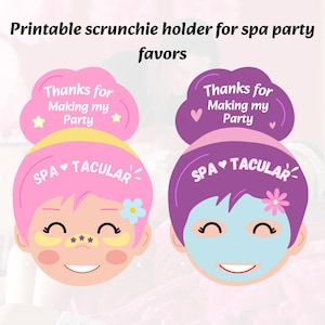 Może przedstawiać: Dwa drukowane uchwyty na gumki do włosów na upominki na imprezę spa. Każdy z nich przedstawia twarz z kreskówki z kokiem, maską spa i tekstem "SPA TACULAR" i "Thanks for Making my Party". Jedna twarz ma różowe włosy, a druga fioletowe.