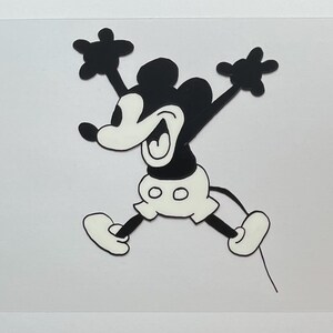 Könnte beinhalten: Schwarz-weiße Cartoon-Illustration von Mickey Mouse in einer Sprungpose. Die Figur hat einen großen Kopf mit runden Ohren, ein weißes Gesicht und ein breites Lächeln. Er trägt weiße Handschuhe, Shorts und Schuhe.