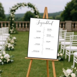 Könnte beinhalten: Ein schwarz-weißes Hochzeitszeitplan-Schild auf einer Holzstaffelei. Das Schild zeigt den Text "Tagesablauf" und einen detaillierten Zeitplan der Ereignisse, einschließlich "First Dance" und "Dinner". Das Schild ist im Freien auf einer Rasenfläche aufgestellt.
