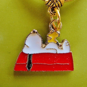 Unique (SNOOPY like Dog) Keychain Jewelry - Cute Dog and Bird on roof