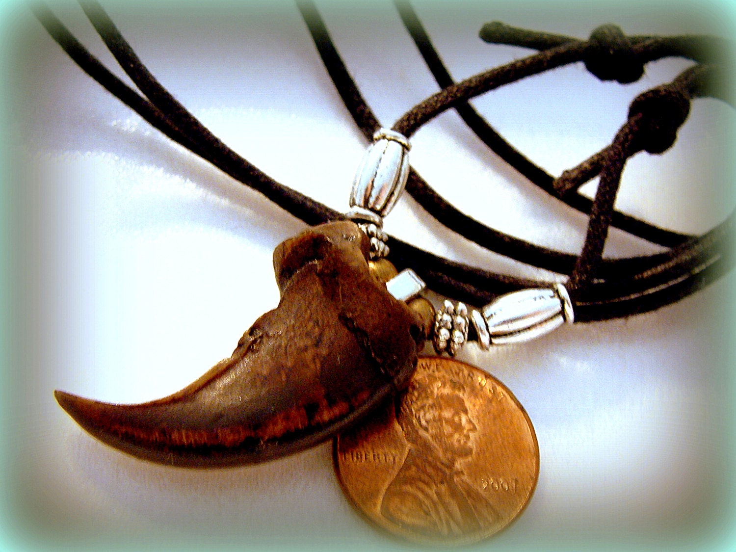 Collier griffe d'ours avec perles colorées – Medieval Fur