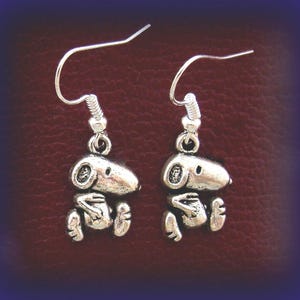PERRO PASEANDO - Parece SNOOPY (Personaje de Peanut) Pendientes Joyería-Perro Beagle