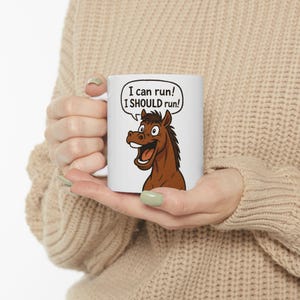 Caneca para amantes de cavalos, caneca de cerâmica estilo desenho animado, citação ousada em preto e branco, design limpo e expressivo, presente para entusiastas de animais, equestre
