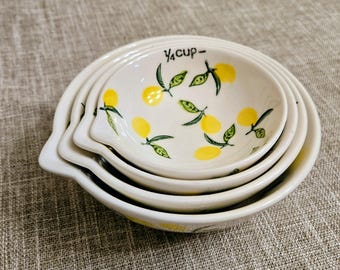 Signature Housewares Stoneware Lemon Print Measuring Cup Set.
