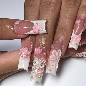 Ślubne, efektowne paznokcie Hello Kitty, eleganckie różowe i białe paznokcie z francuskimi końcówkami, luksusowe paznokcie dociskowe Hello Kitty, 3D kwiatowe i perłowe zdobienia paznokci