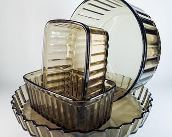 Colección de utensilios de cocina vintage Arcopal de vidrio ahumado, juego de fuentes para hornear francesas