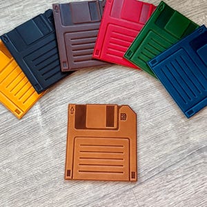 Floppy Disk Leder Untersetzer – | 3,5 ”Save Icon Getränkepad | Vollkorn | Nerdige Retro Deko für Büro Geek