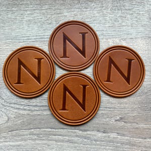 Posavasos con letras - Cuero grueso estampado - Posavasos personalizado con nombre de familia de grano completo A B C D E F G H I J K L M N O P Q R S T U V W X Z imagen 12