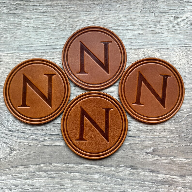 Posavasos con letras - Cuero grueso estampado - Posavasos personalizado con nombre de familia de grano completo A B C D E F G H I J K L M N O P Q R S T U V W X Z imagen 12