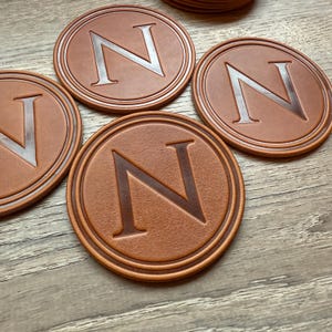 Posavasos con letras - Cuero grueso estampado - Posavasos personalizado con nombre de familia de grano completo A B C D E F G H I J K L M N O P Q R S T U V W X Z imagen 13