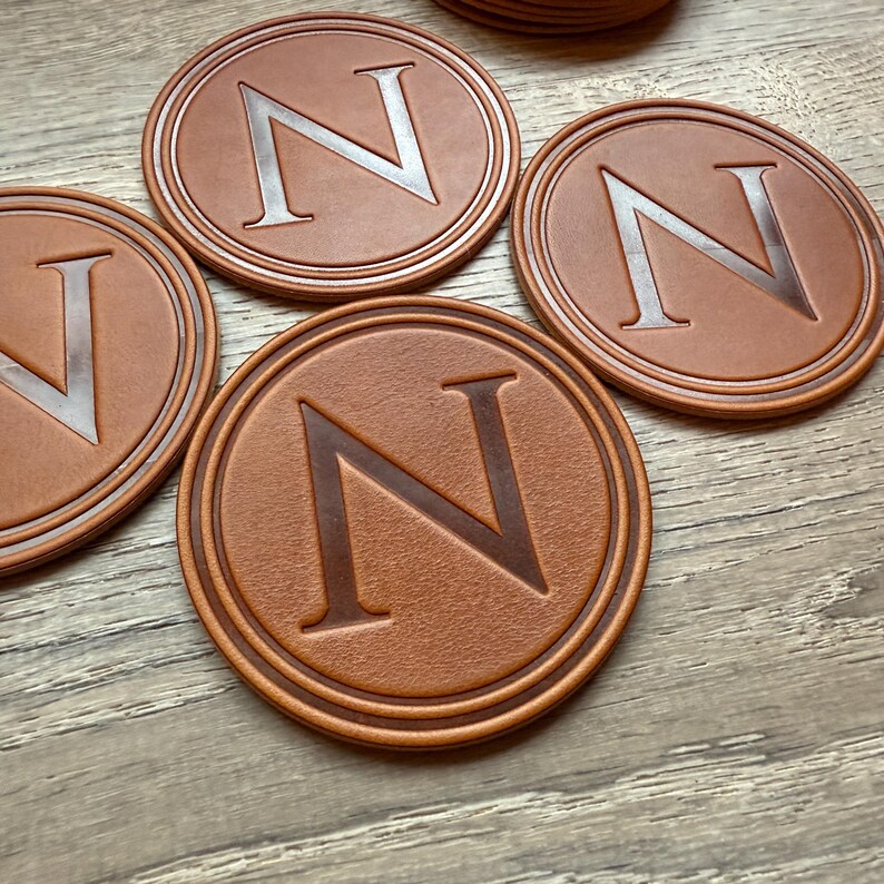 Posavasos con letras - Cuero grueso estampado - Posavasos personalizado con nombre de familia de grano completo A B C D E F G H I J K L M N O P Q R S T U V W X Z imagen 13