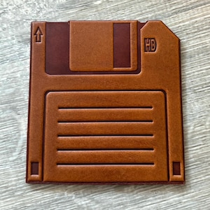 Läderunderlägg för diskett – Retro Geek-present | 8,5 cm diskettunderlägg | 100 % butteroläder | Nördig kontorsinredning
