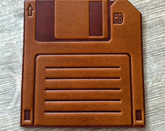 Posavasos de cuero con forma de disquete: regalo retro para frikis / Posavasos de 8,9 cm / 100 % cuero de mantequilla / Decoración de oficina para frikis
