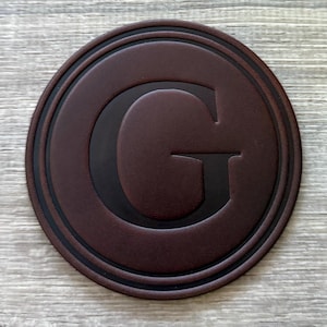 Posavasos con letras - Cuero grueso estampado - Posavasos personalizado con nombre de familia de grano completo A B C D E F G H I J K L M N O P Q R S T U V W X Z imagen 4