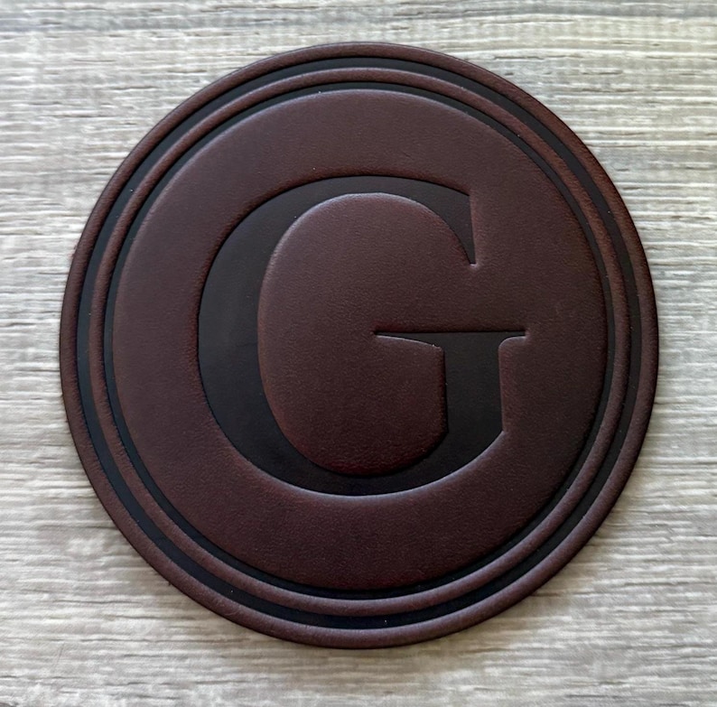 Posavasos con letras - Cuero grueso estampado - Posavasos personalizado con nombre de familia de grano completo A B C D E F G H I J K L M N O P Q R S T U V W X Z imagen 4
