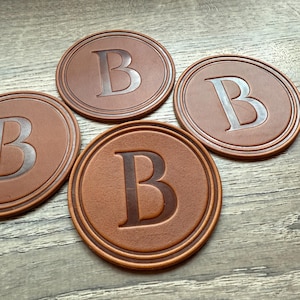 Posavasos con letras - Cuero grueso estampado - Posavasos personalizado con nombre de familia de grano completo A B C D E F G H I J K L M N O P Q R S T U V W X Z imagen 11