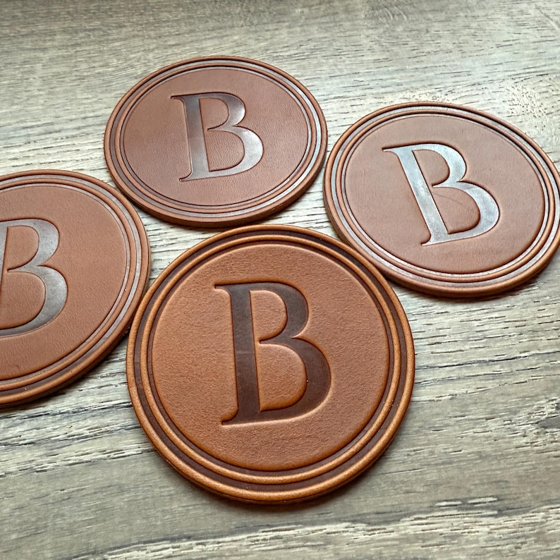 Posavasos con letras - Cuero grueso estampado - Posavasos personalizado con nombre de familia de grano completo A B C D E F G H I J K L M N O P Q R S T U V W X Z imagen 11