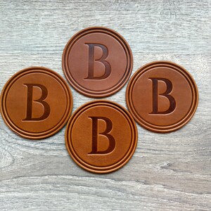 Posavasos con letras - Cuero grueso estampado - Posavasos personalizado con nombre de familia de grano completo A B C D E F G H I J K L M N O P Q R S T U V W X Z imagen 10