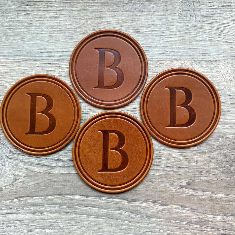 Posavasos con letras - Cuero grueso estampado - Posavasos personalizado con nombre de familia de grano completo A B C D E F G H I J K L M N O P Q R S T U V W X Z imagen 10