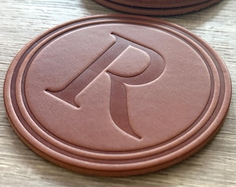 Posavasos con iniciales personalizadas – Posavasos personalizados con cualquier letra de la A a la Z / Cuero grueso de grano completo / Regalo con inicial personalizada / 3er aniversario