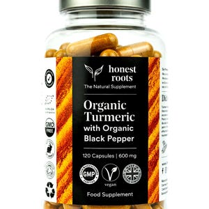 Op de afbeelding: Een heldere glazen fles gevuld met kurkuma capsules. Het etiket leest "honest roots" en "Organic Turmeric with Organic Black Pepper". De fles bevat 120 capsules van 600 mg. Een veganistisch voedingssupplement.