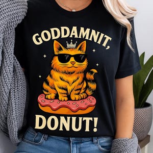 おもしろくてクールな猫のPNGデザイン、ドーナツクリップアート昇華、王冠とサングラスをかけたかわいい猫、シャツ用300 DPIデジタルダウンロード