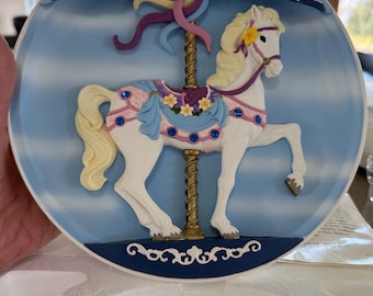 Plato musical Sweet Stander de la colección Carousel Treasures de Rhodes Studio