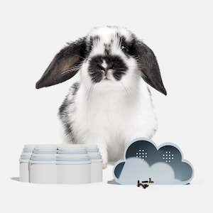 Puede incluir: Un letrero de madera rústico con el texto "Welcome to our porch" en letras blancas. El letrero presenta un acabado envejecido y un diseño sencillo y acogedor, ideal para la decoración exterior.