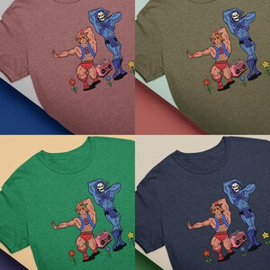 Pu&ograve; includere: Quattro magliette in diversi colori: bordeaux, verde oliva, verde smeraldo e blu navy. Ogni maglietta presenta una grafica a cartoni animati di due figure muscolose e un boombox rosa, circondate da fiori.