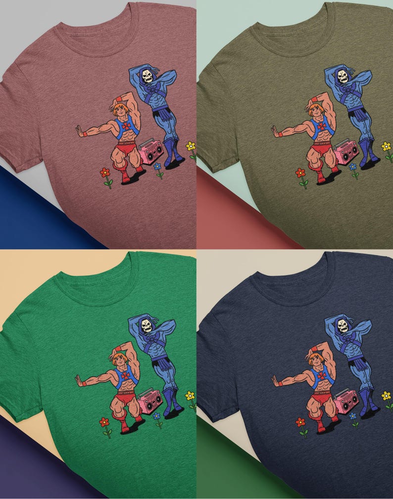 Pu&ograve; includere: Quattro magliette in diversi colori: bordeaux, verde oliva, verde smeraldo e blu navy. Ogni maglietta presenta una grafica a cartoni animati di due figure muscolose e un boombox rosa, circondate da fiori.