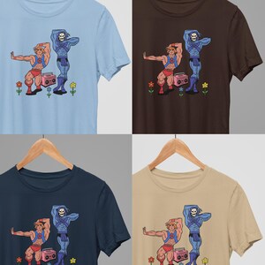 Pu&ograve; includere: Quattro magliette in diversi colori: azzurro, marrone, blu navy e beige. Ogni maglietta presenta una grafica a cartoni animati di due personaggi, un boombox e fiori. I personaggi sono muscolosi e in pose d'azione. Le magliette sono appese a grucce di legno.