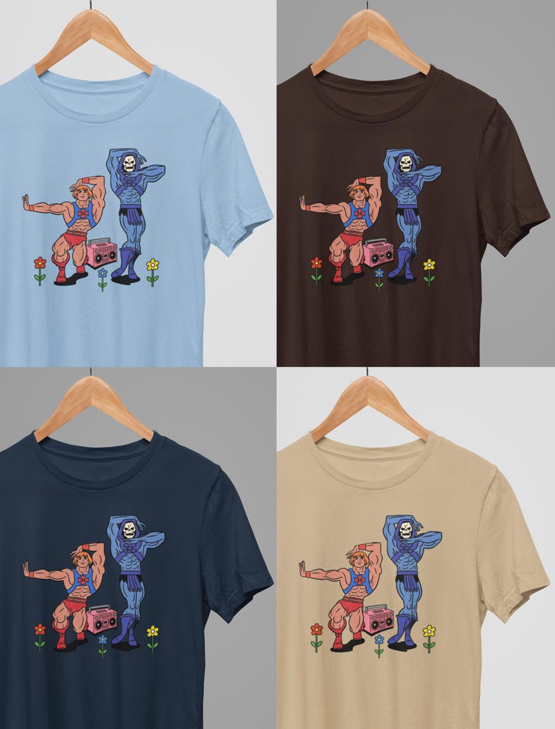 Pu&ograve; includere: Quattro magliette in diversi colori: azzurro, marrone, blu navy e beige. Ogni maglietta presenta una grafica a cartoni animati di due personaggi, un boombox e fiori. I personaggi sono muscolosi e in pose d'azione. Le magliette sono appese a grucce di legno.