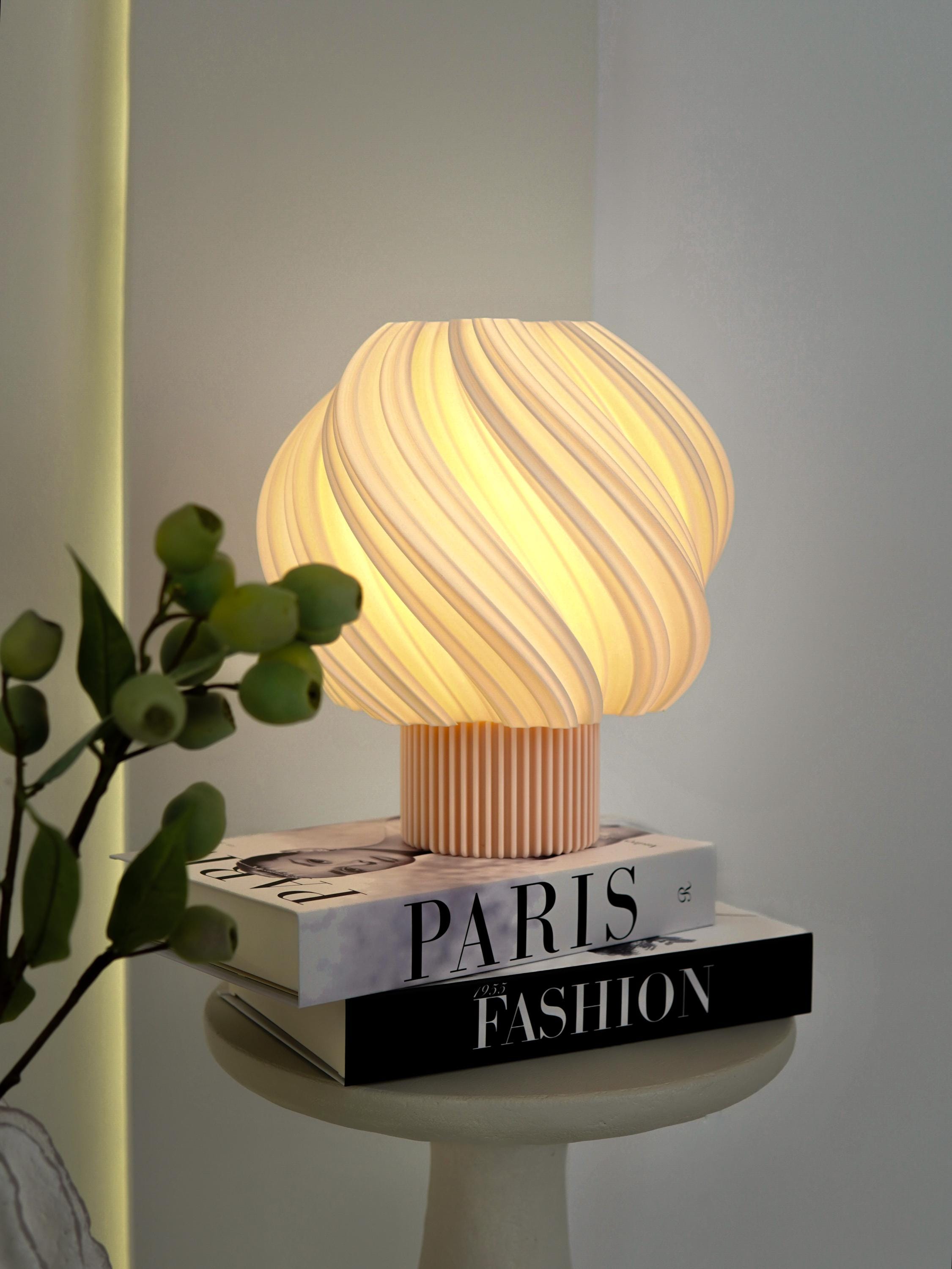 Lampada a forma di fungo stampata in 3D: lampada da tavolo Orēa Curlé in PLA, arredamento massimalista