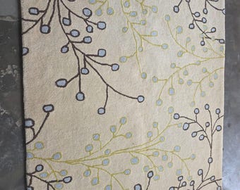 Handgetuft botanisch vloerkleed, modern bloemenkleed, neutraal groen tapijt, op de natuur geïnspireerd vloerkleed