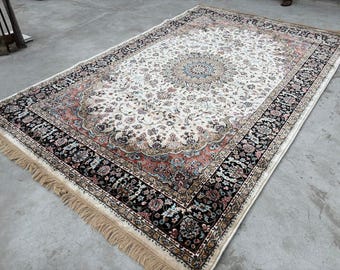 Handgeweven viscosezijde tapijt in Perzische stijl – groot tapijt met oosters medaillon – crème en zwart vintage vloerkleed 8 x 11, 6 x 9 voet