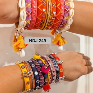 Set di braccialetti in filo fatti a mano: decorazioni a specchio e campanellini colorati, gioielli indiani colorati