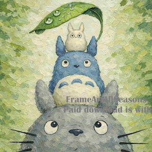 Puede incluir: Ilustración de tres personajes de Totoro apilados uno encima del otro, con una hoja verde encima. El Totoro inferior es gris, el del medio es azul y el superior es blanco. El fondo es un bosque verde y texturizado pintado.