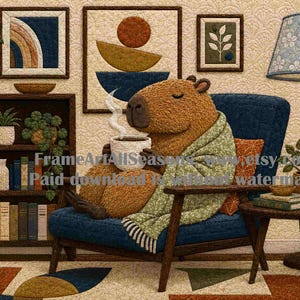 Puede incluir: Una ilustración texturizada de un capibara marrón sentado en un sillón azul, envuelto en una manta verde, sosteniendo una taza blanca humeante. La escena incluye una estantería de madera oscura, una lámpara de pie con pantalla floral y plantas.