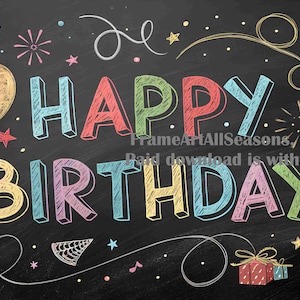 Może przedstawiać: Grafika urodzinowa w stylu tablicy z kolorowym tekstem i ilustracjami. Słowa "HAPPY BIRTHDAY" są w dużych, obrysowanych literach. Balony, gwiazdy, tort i pudełko z prezentem są również widoczne. Tło jest czarne.
